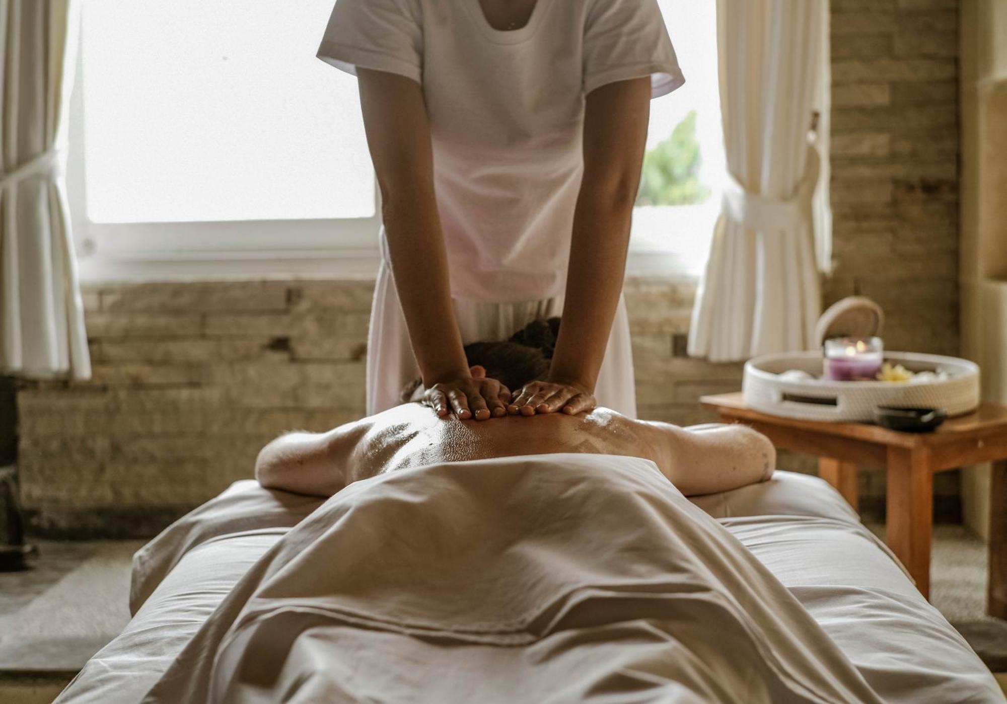 Sadara Resort Нуса Дуа Екстериор снимка A massage therapist working on a patient