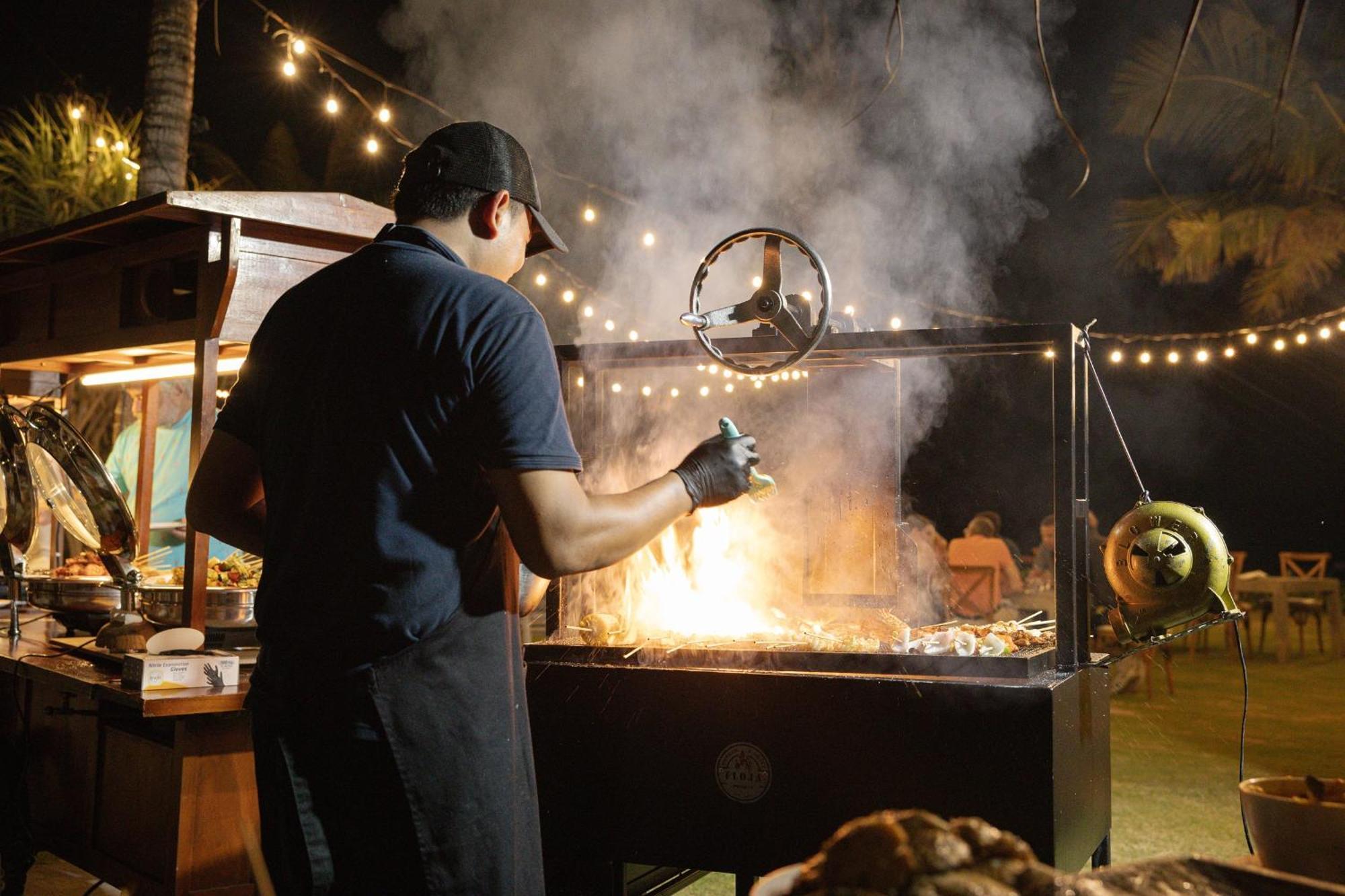 Sadara Resort Нуса Дуа Екстериор снимка A chef cooking over a wood-burning grill